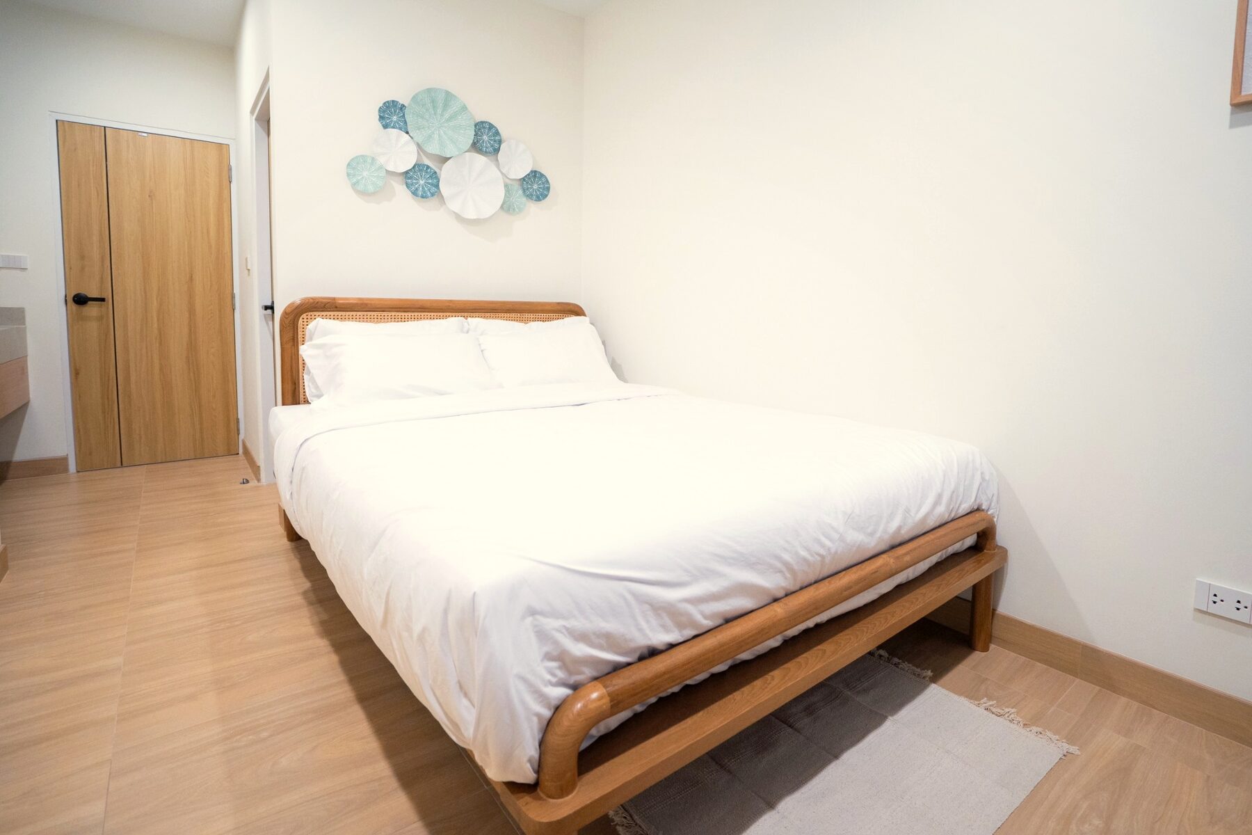 Calm en-suite bedroom